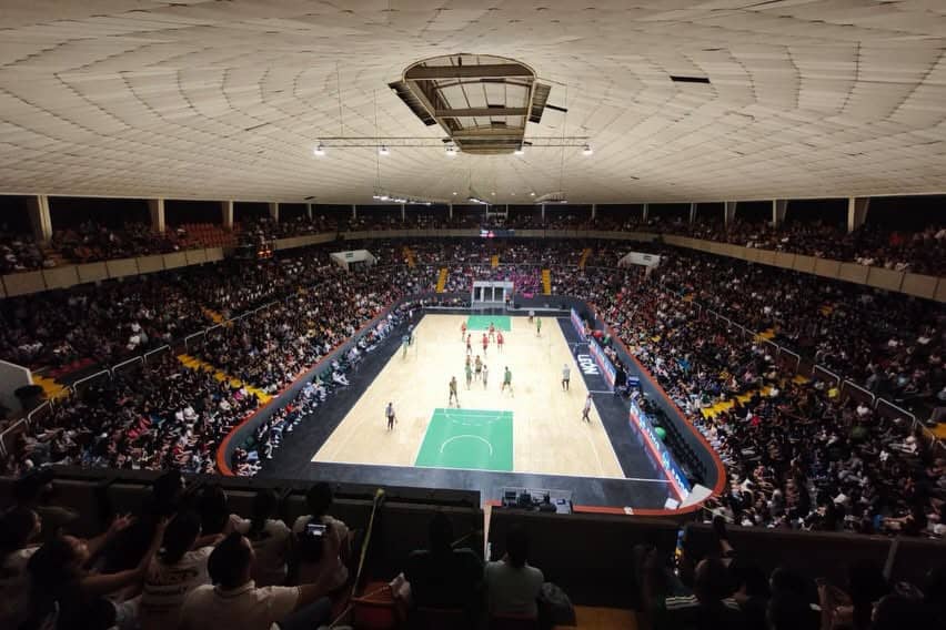 Partido de baloncesto en León, evento deportivo con gran afluencia en el gimnasio.