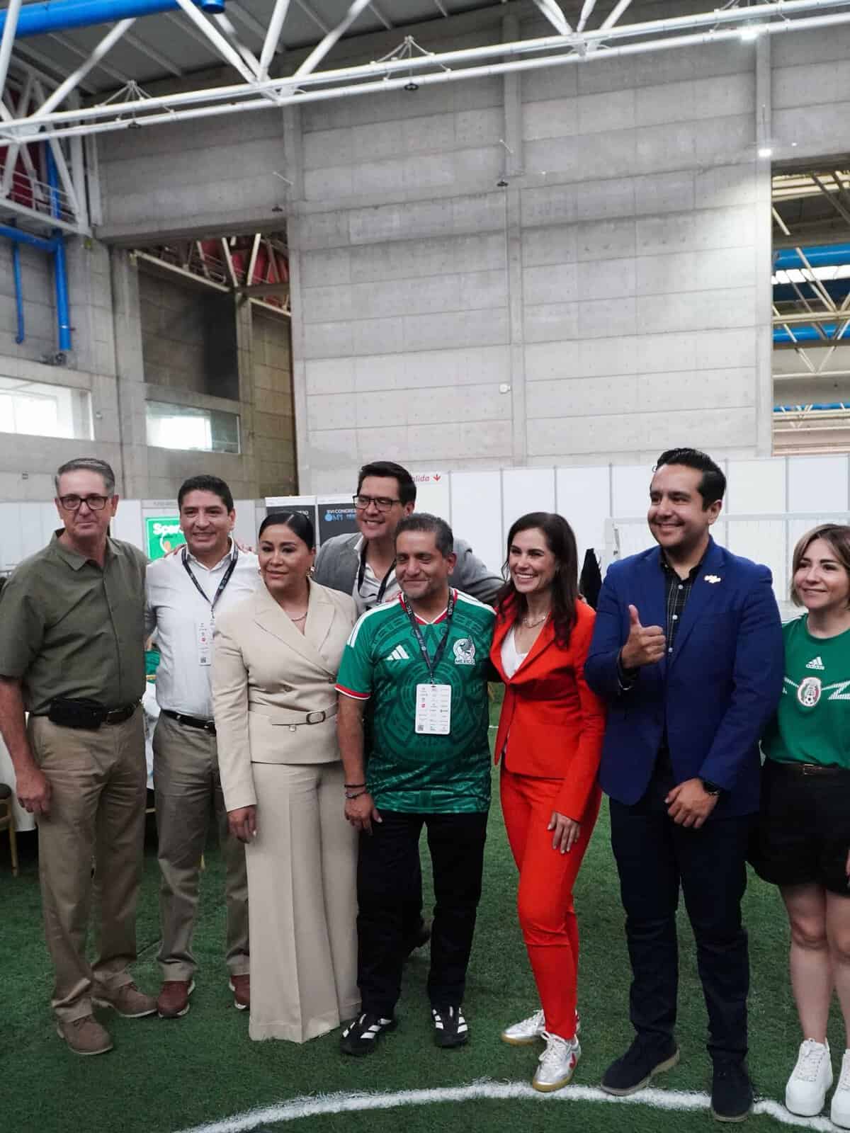 Grupo de personas en evento deportivo en León, Guanajuato, México, en un espacio interior con estructura moderna.