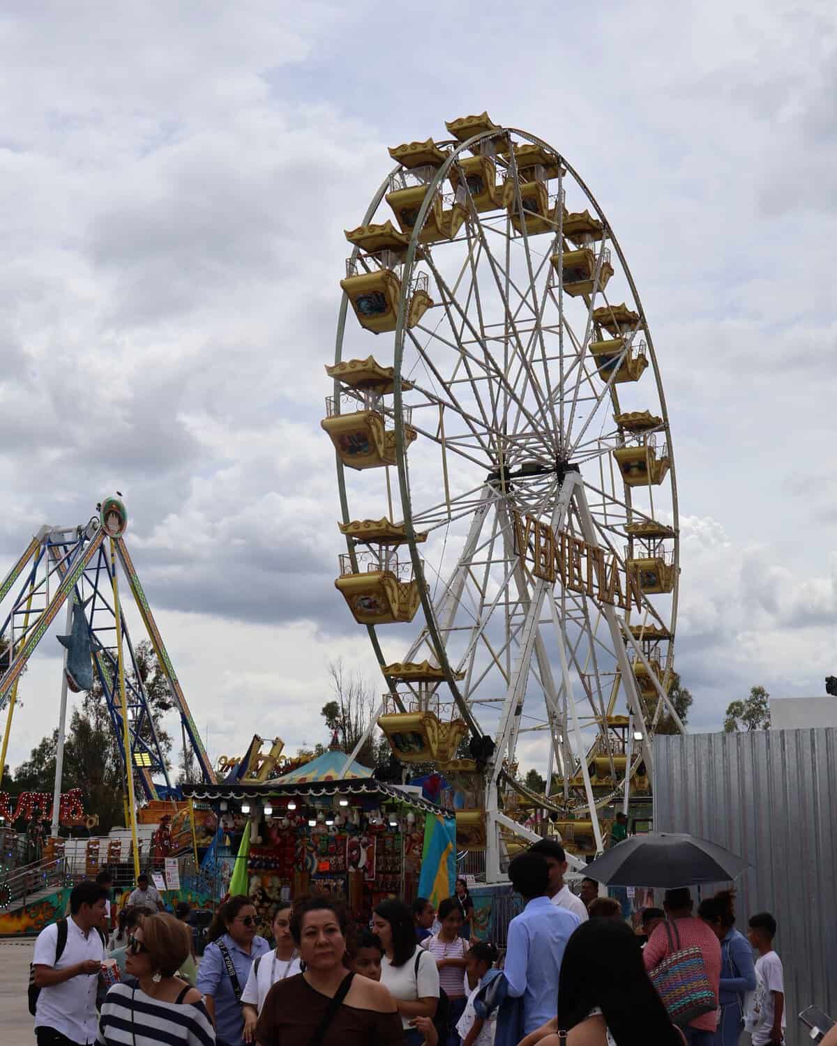 Rueda de la fortuna en feria de León, atracción popular para toda la familia en León, Guanajuato, México.