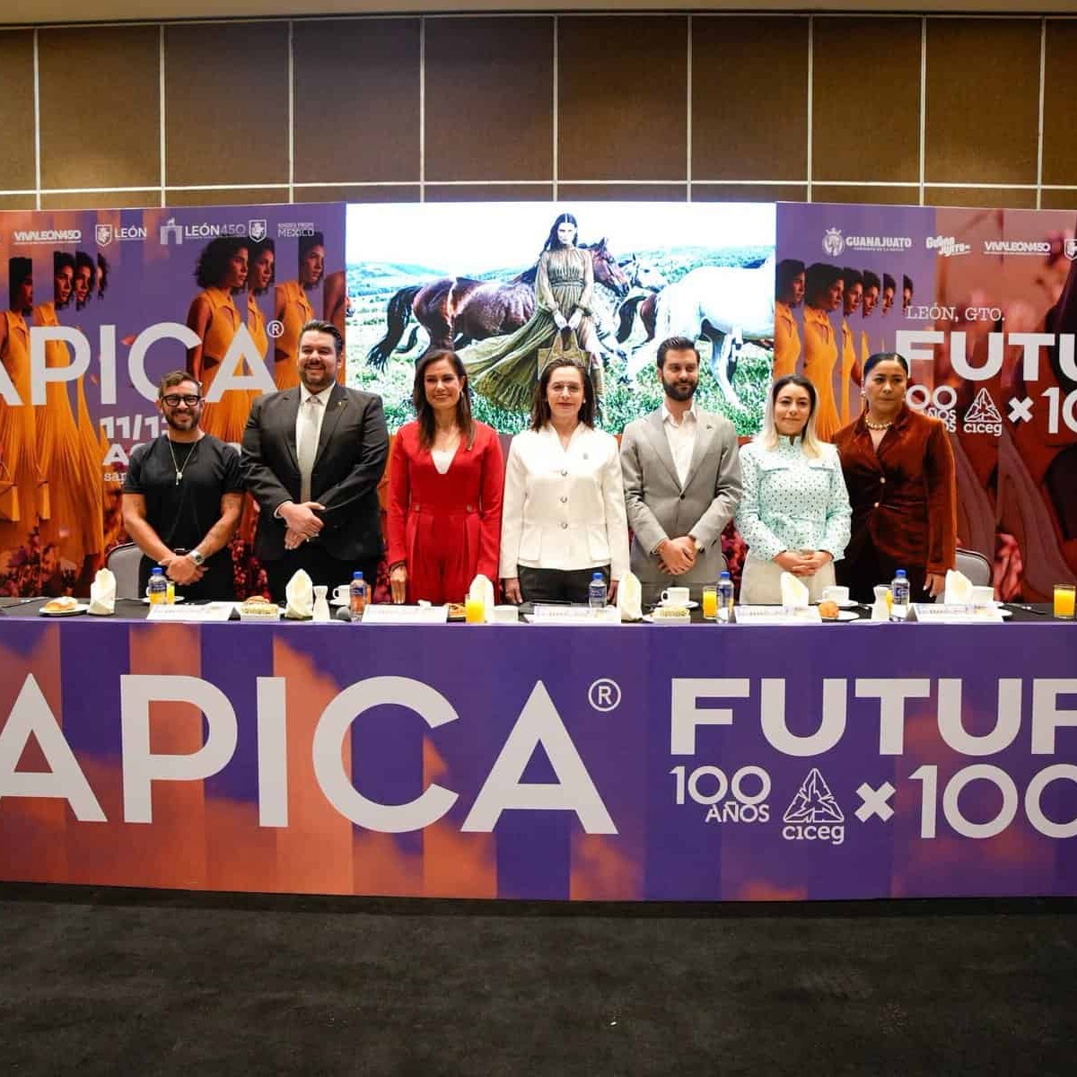 Participantes en la exposición SAPICA 95 en León, Guanajuato, mostrando innovación en la industria del calzado.