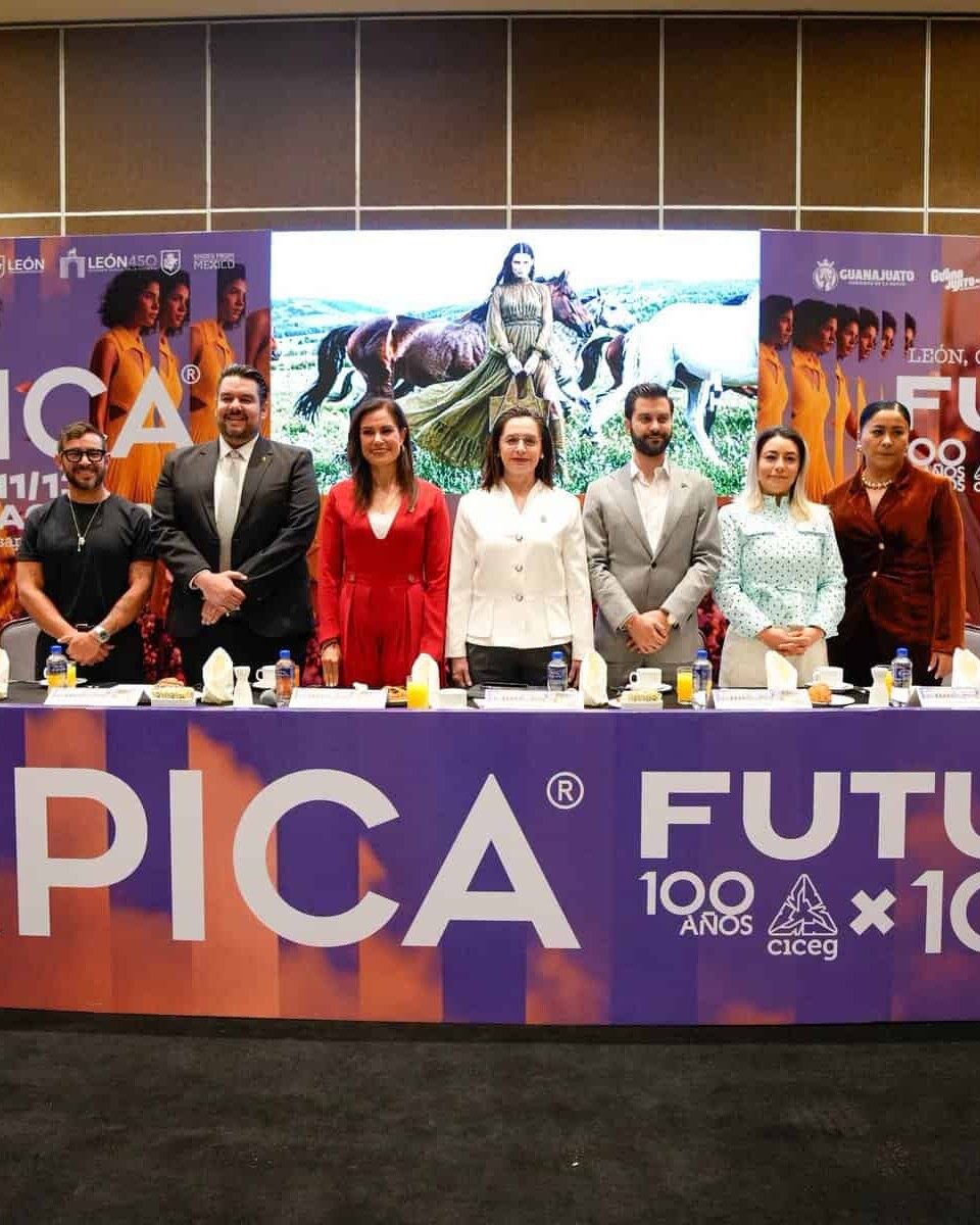 Participantes en la exposición SAPICA 95 en León, Guanajuato, mostrando innovación en la industria del calzado.