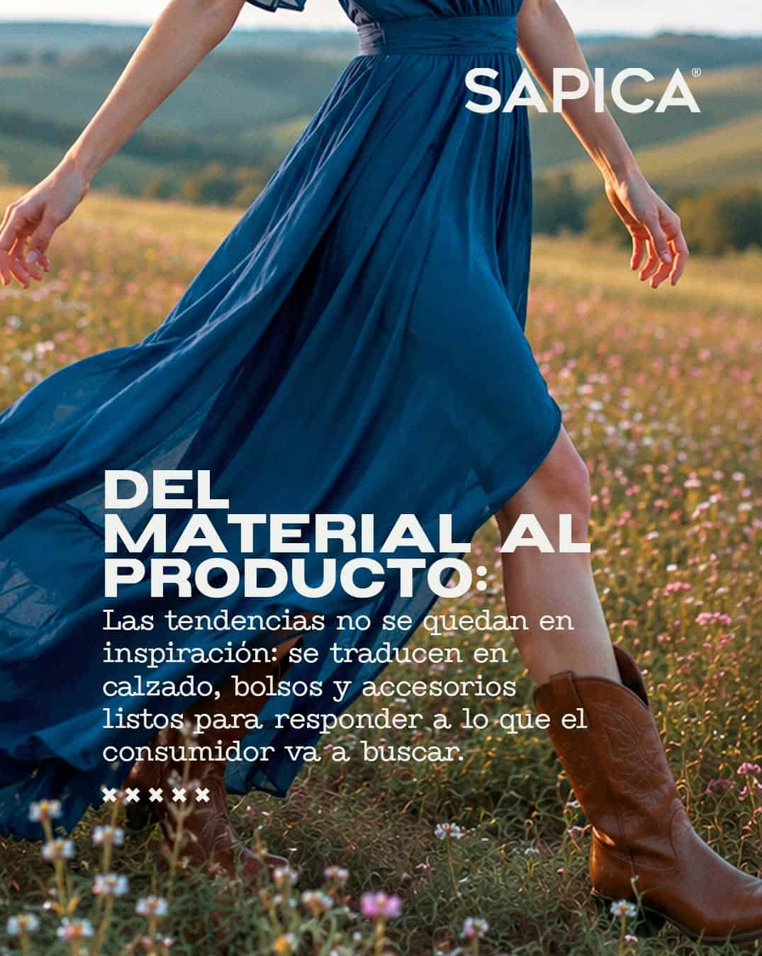Mujer con vestido azul y botas en campo, promoviendo tendencias de calzado y moda en Le&oacute;n, Guanajuato, M&eacute;xico.