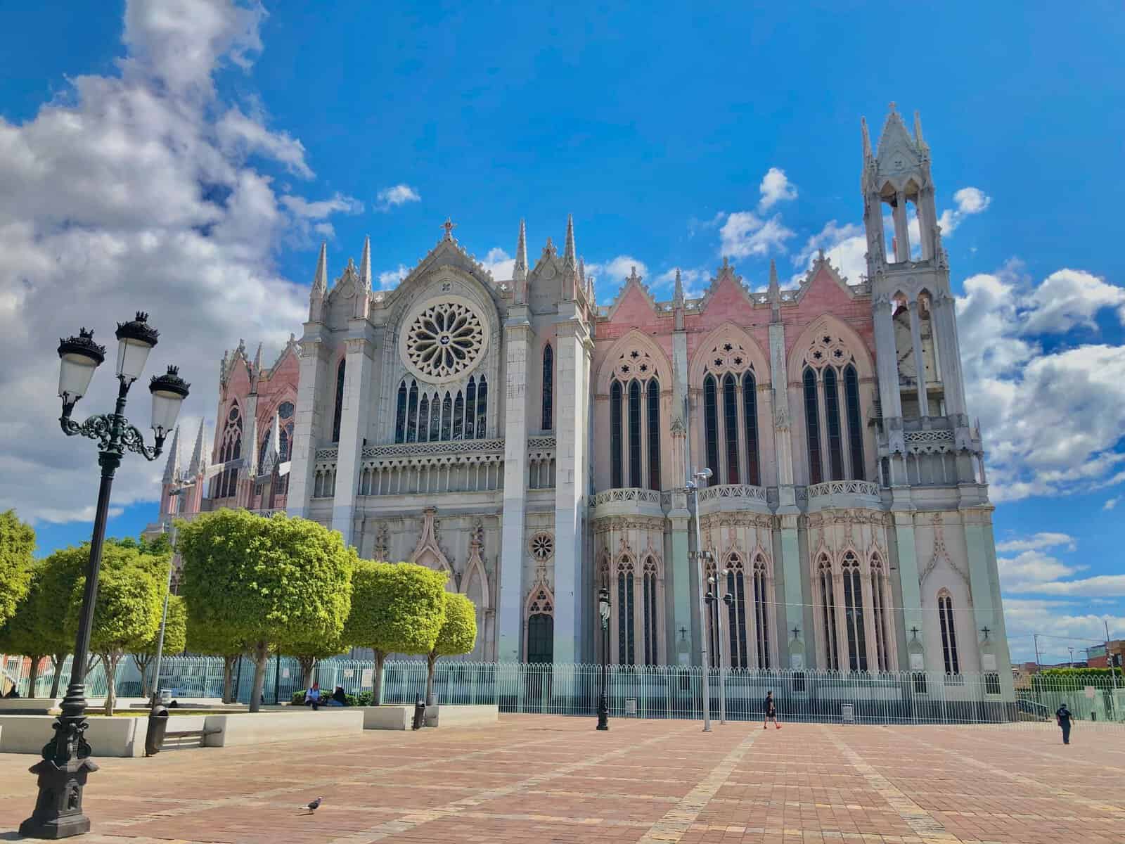 Catedral de Le&oacute;n en Guanajuato, M&eacute;xico, con arquitectura g&oacute;tica y fachada impresionante bajo cielo azul.