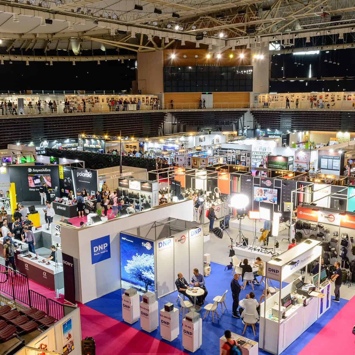 Exposición de tecnología y negocios en León, Guanajuato, con stands de Nikon, DNP y otras marcas en un evento de turismo deRe.