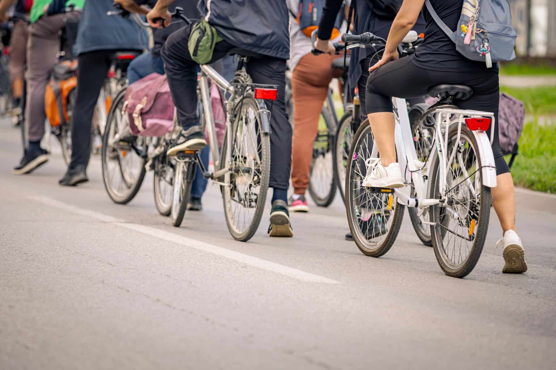 Personas pedaleando en bicicleta en León, Guanajuato, México, en un día soleado, promoviendo turismo activo y saludable.