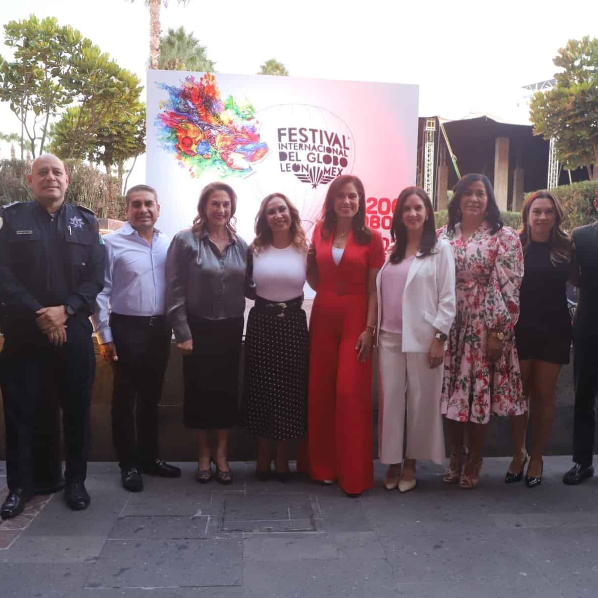 Grupo de personas en evento del Festival Internacional del Globo en León, Guanajuato, México.