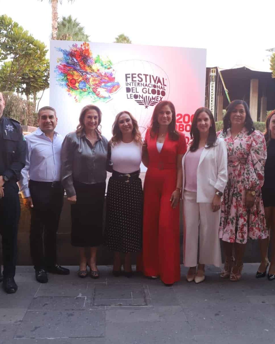 Grupo de personas en evento del Festival Internacional del Globo en León, Guanajuato, México.