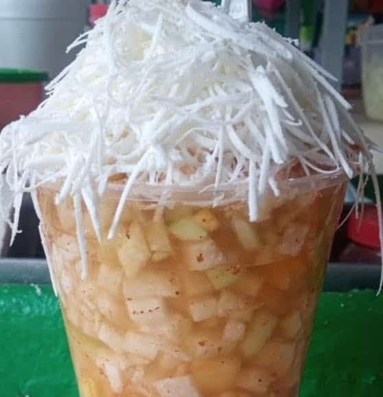 Ensalada de fruta fresca con queso rallado, deliciosa y refrescante opci&oacute;n en Le&oacute;n, Guanajuato, M&eacute;xico.