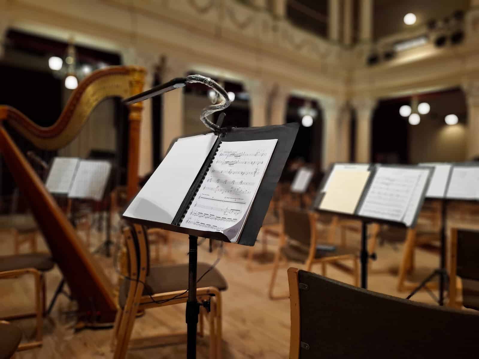 Partitura y micrófono en concierto en León, Guanajuato, México, ambiente cultural y musical.