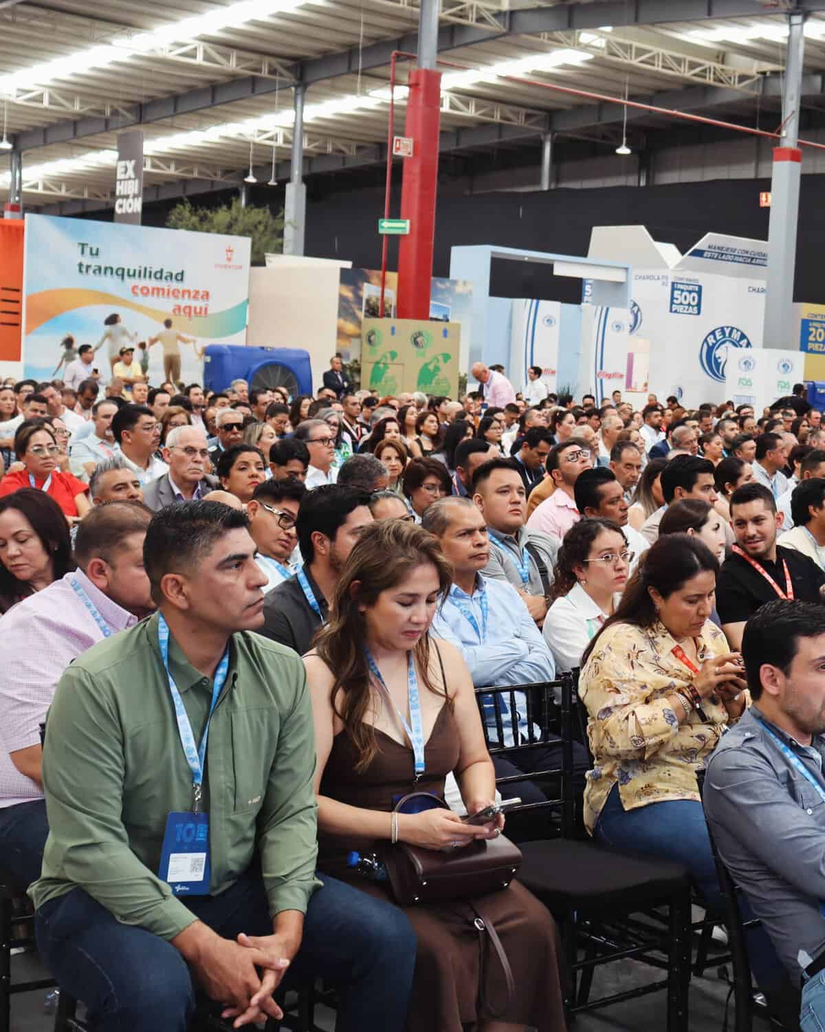 Gran audiencia en evento de negocios en León, Guanajuato, México, con asistentes atentos y participativos.