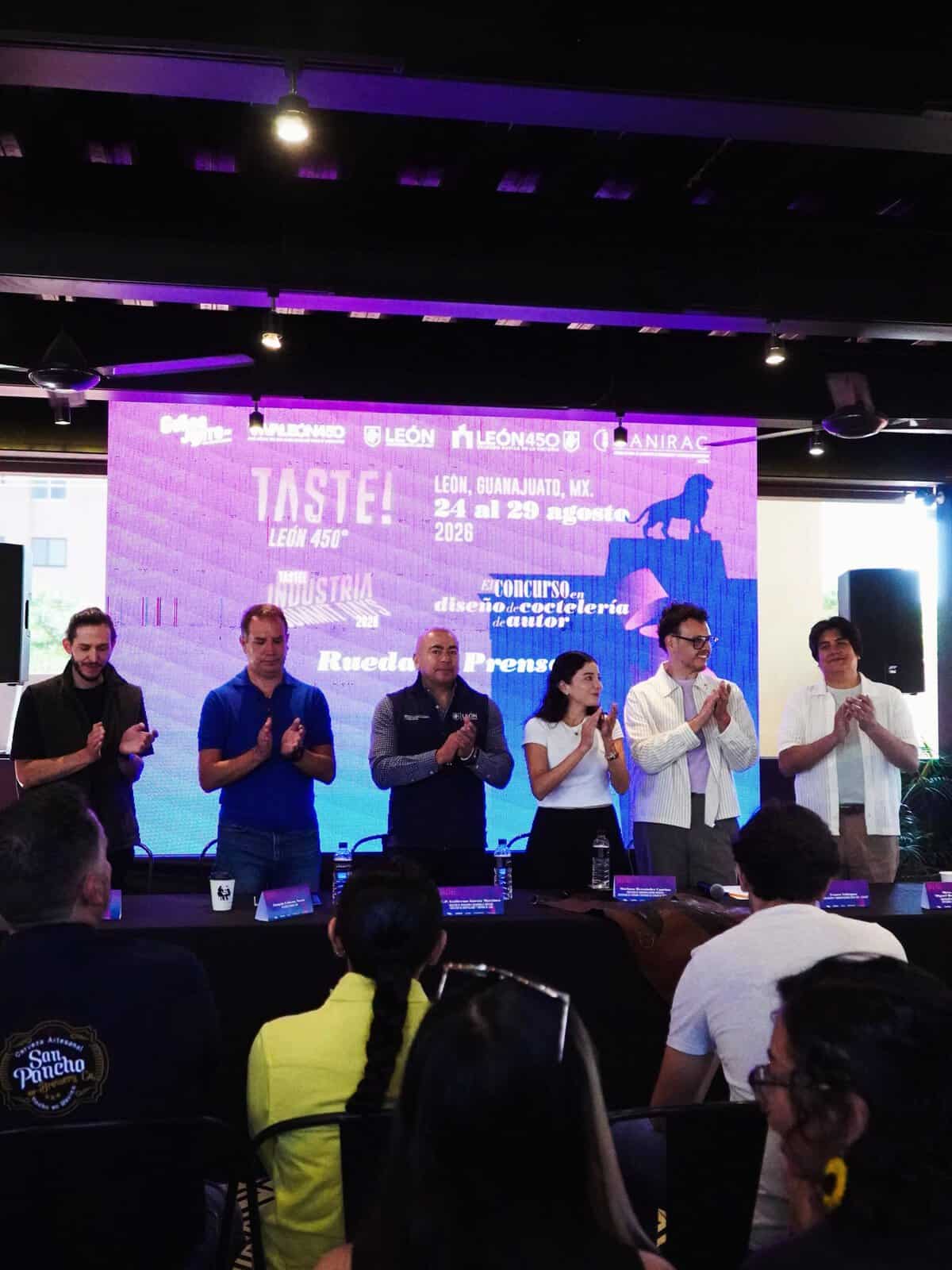 Participantes en evento cultural y gastronómico en León, Guanajuato, con público disfrutando de actividades y presentaciones.