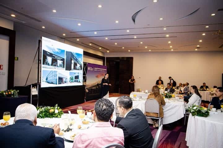 Reunión de negocios en León, Guanajuato, con presentaciones y asistentes en un evento corporativo.