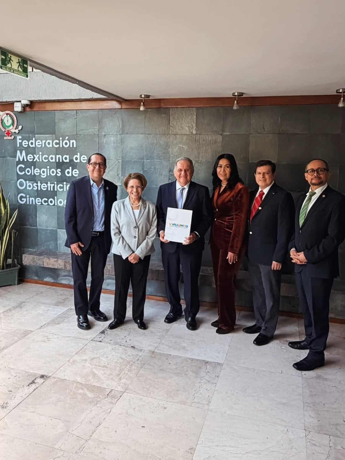 Grupo de profesionales en León, Guanajuato, en evento de la Federación Mexicana de Colegios de Obstetricia y Ginecología.