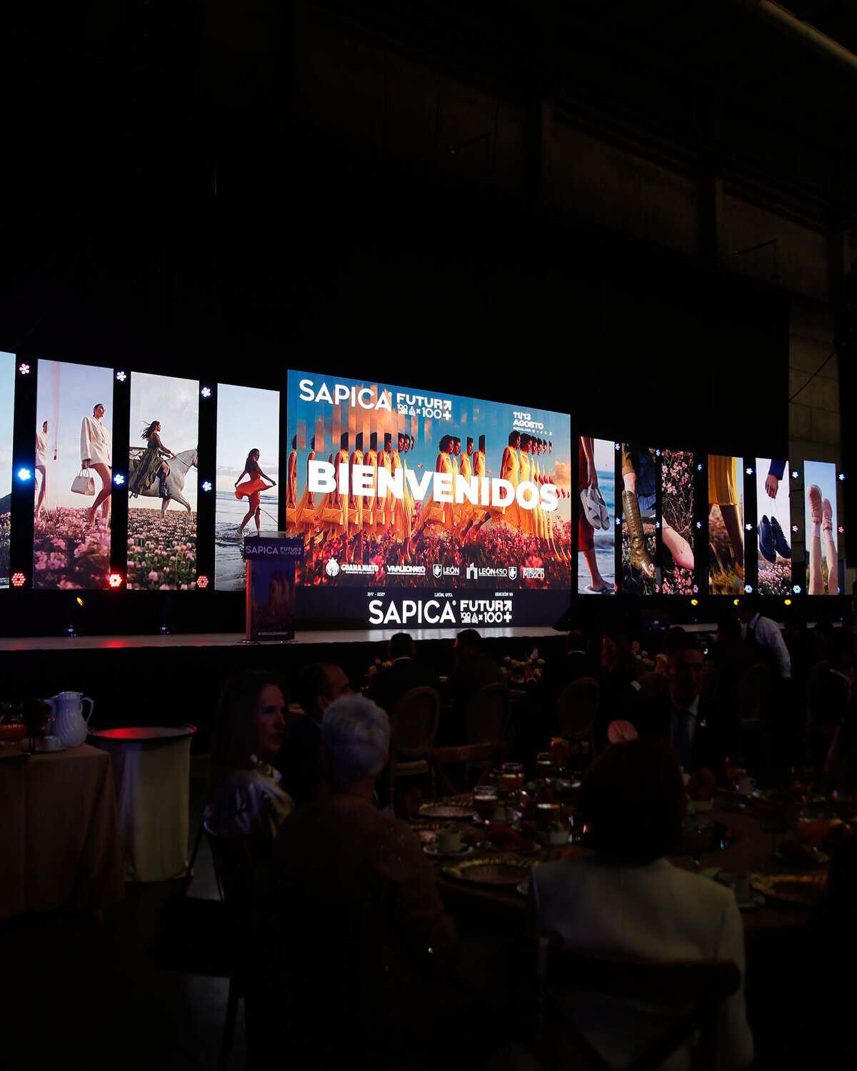 Pantalla gigante en evento SAPICA con bienvenida y público asistente en León, Guanajuato, México.