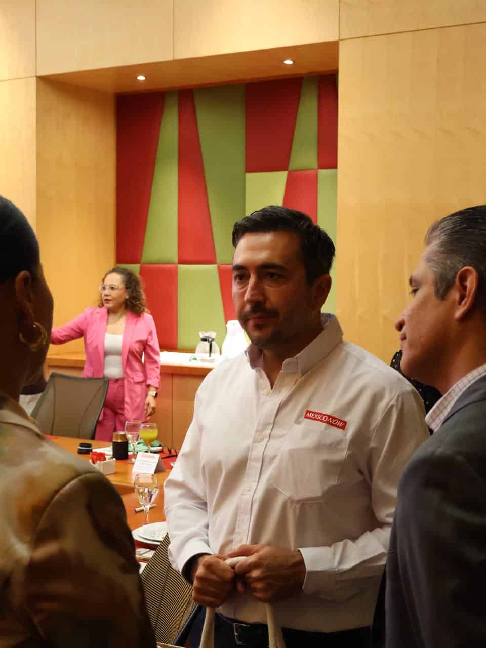 Hombres en reunión en León, Guanajuato, México, en un evento social o empresarial.