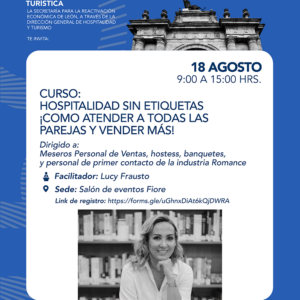 Imagen de una mujer sonriendo en un evento de capacitación en hospitalidad en León, Guanajuato, México.