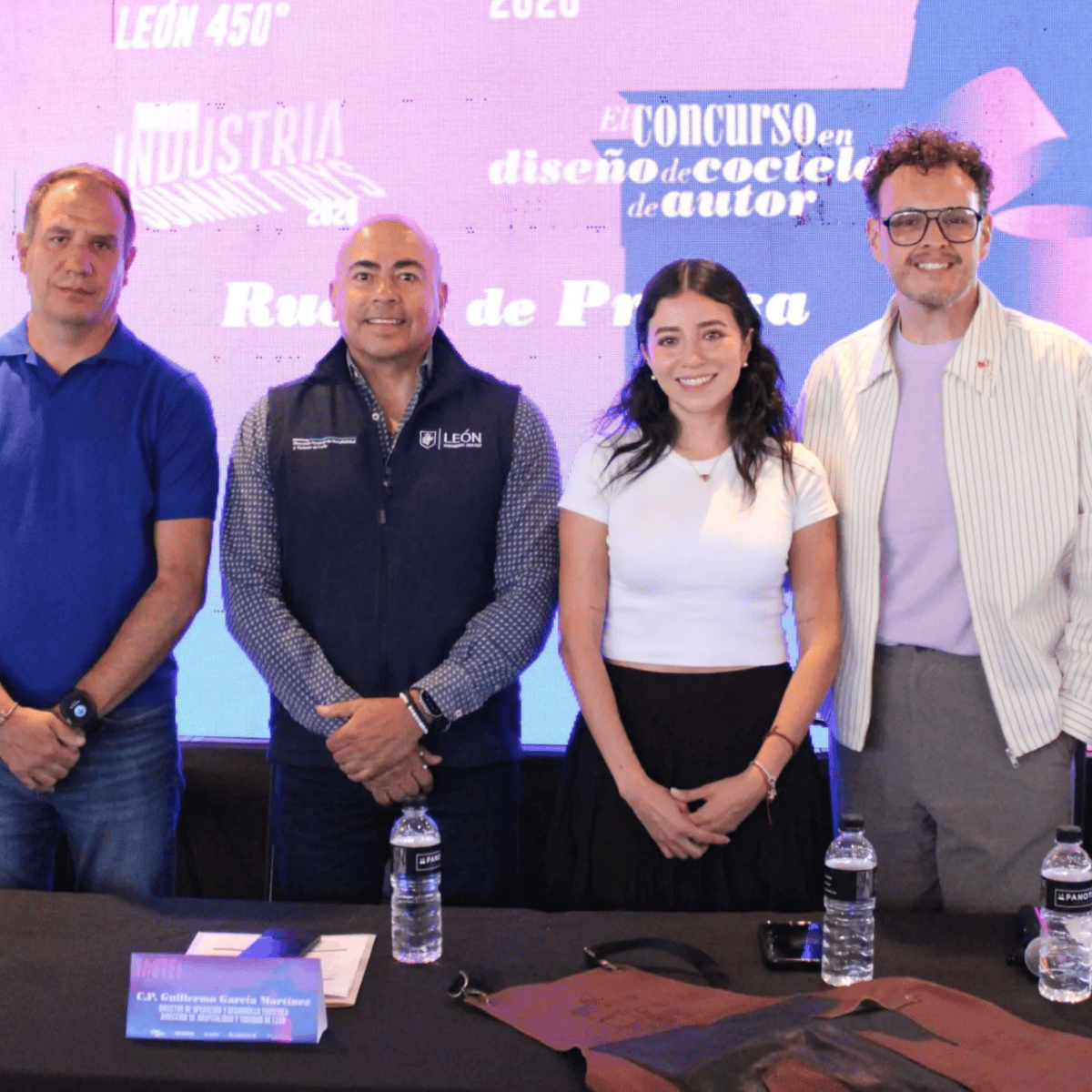 Grupo de profesionales en evento de coctelería en León, Guanajuato, México, promoviendo la gastronomía local y la cultura.