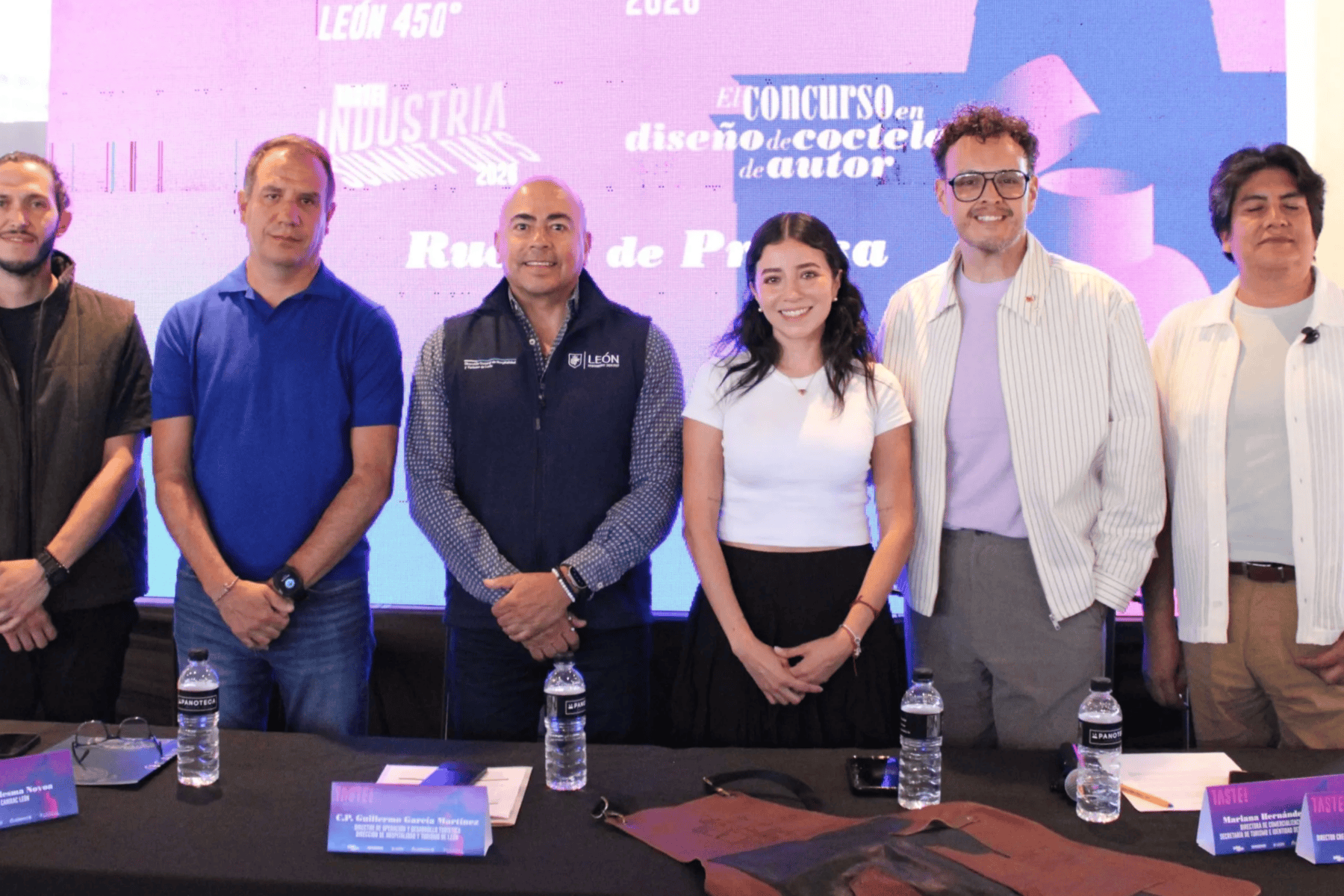 Grupo de profesionales en evento de coctelería en León, Guanajuato, México, promoviendo la gastronomía local y la cultura.