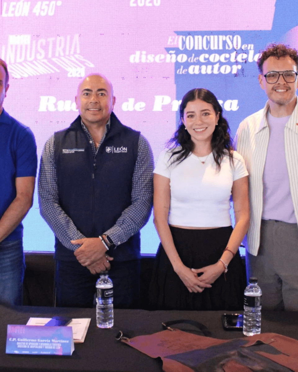 Grupo de profesionales en evento de coctelería en León, Guanajuato, México, promoviendo la gastronomía local y la cultura.