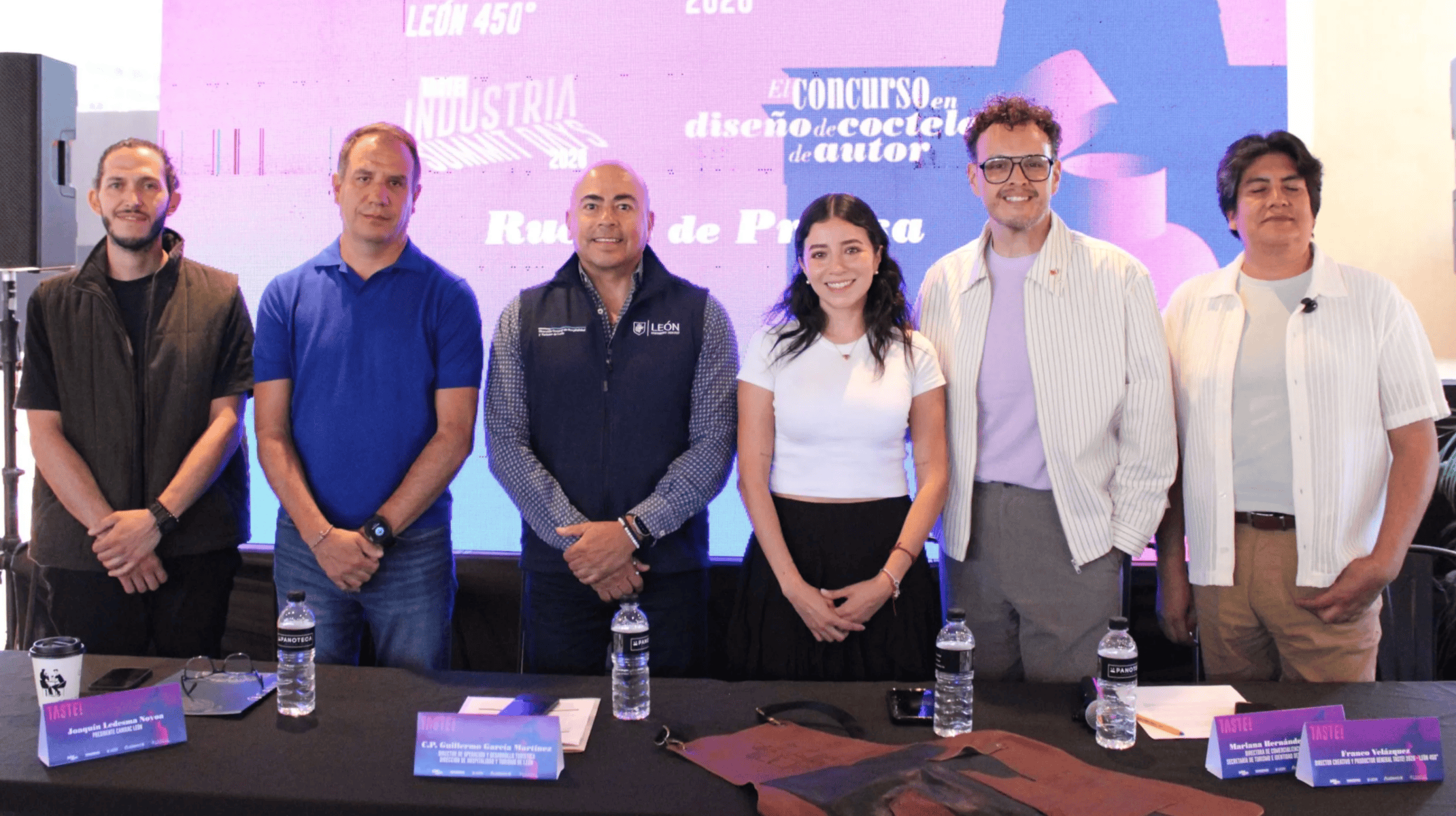 Grupo de profesionales en evento de cocteler&iacute;a en Le&oacute;n, Guanajuato, M&eacute;xico, promoviendo la gastronom&iacute;a local y la cultura.