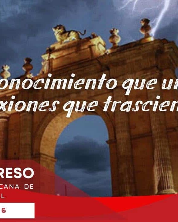 Puerta histórica en León, Guanajuato, México, con cielo nublado y cita inspiradora sobre conexiones.