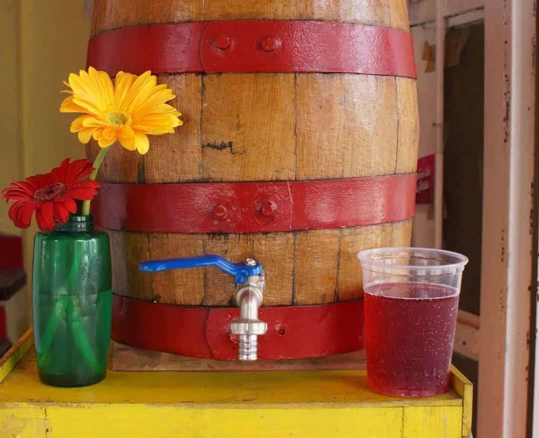 Decoración mexicana con flores y bebida en vaso de plástico, ambiente tradicional en León, Guanajuato.