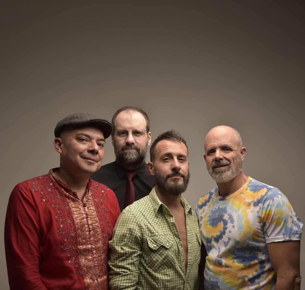 Cuatro m&uacute;sicos en Le&oacute;n, Guanajuato, en un estudio de grabaci&oacute;n, mostrando diversidad en estilos musicales y cultura local.