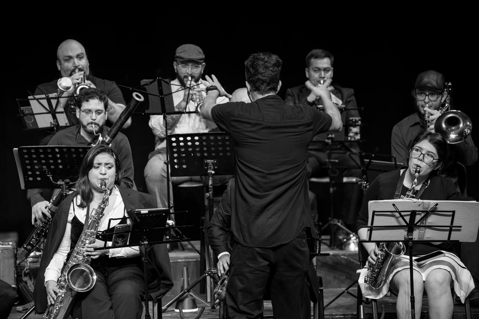 Orquesta de jazz en vivo en Le&oacute;n, Guanajuato, M&eacute;xico, durante un concierto cultural.