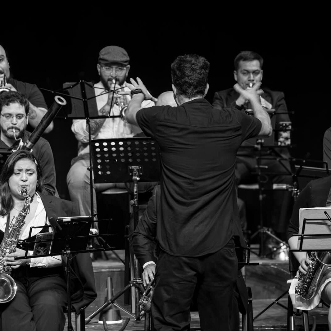 Orquesta de jazz en vivo en León, Guanajuato, México, durante un evento cultural.