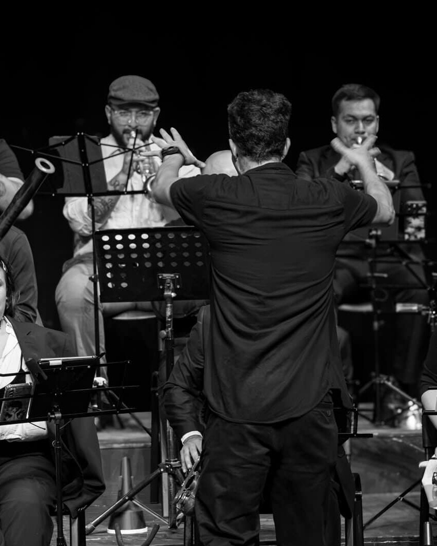 Orquesta de jazz en vivo en León, Guanajuato, México, durante un evento cultural.