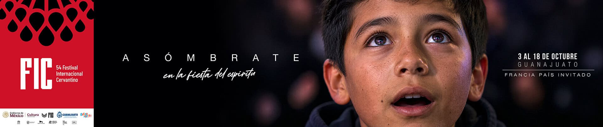 Joven asistiendo al Festival Cervantino en Le&oacute;n, Guanajuato, con arte y cultura en un evento destacado.