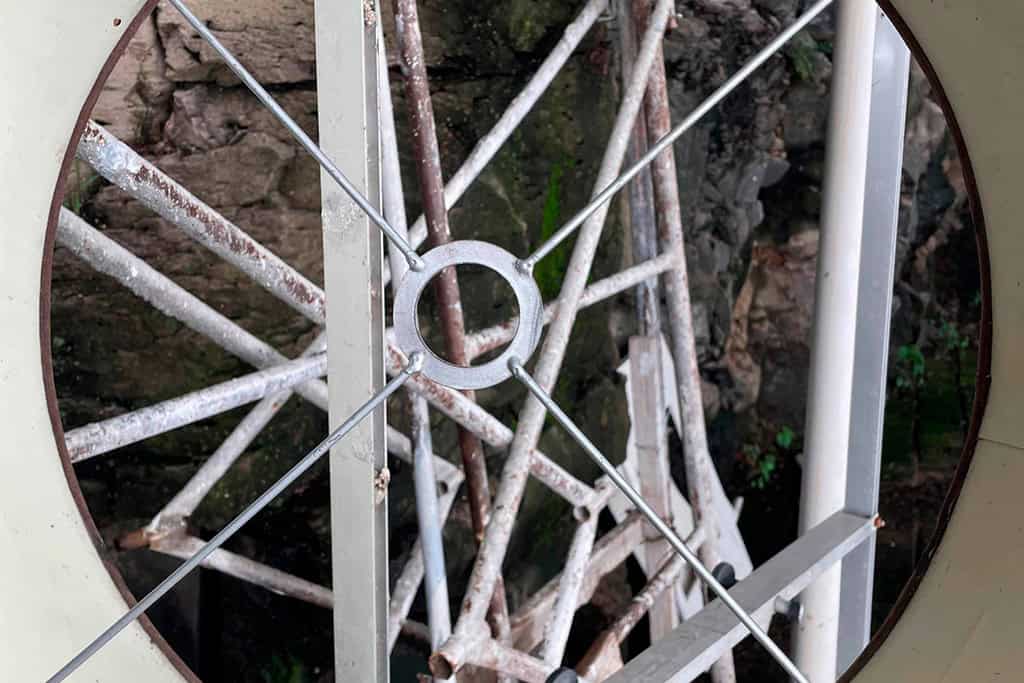 Estructura met&aacute;lica oxidada vista a trav&eacute;s de un marco circular en Le&oacute;n, Guanajuato, M&eacute;xico.