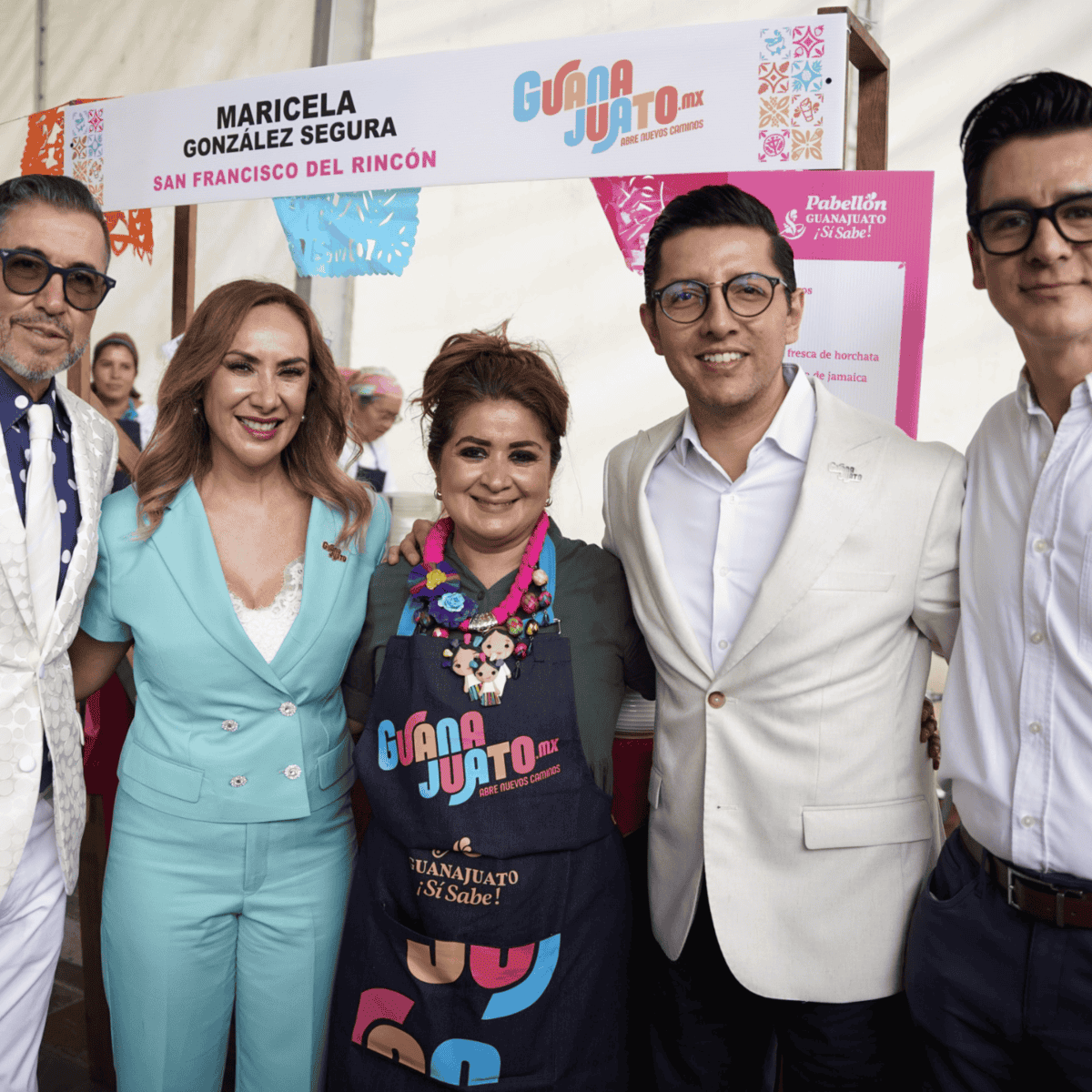 Grupo de profesionales en Congreso Veterinario de León, Guanajuato, México, en evento de salud animal y gastronomía local.