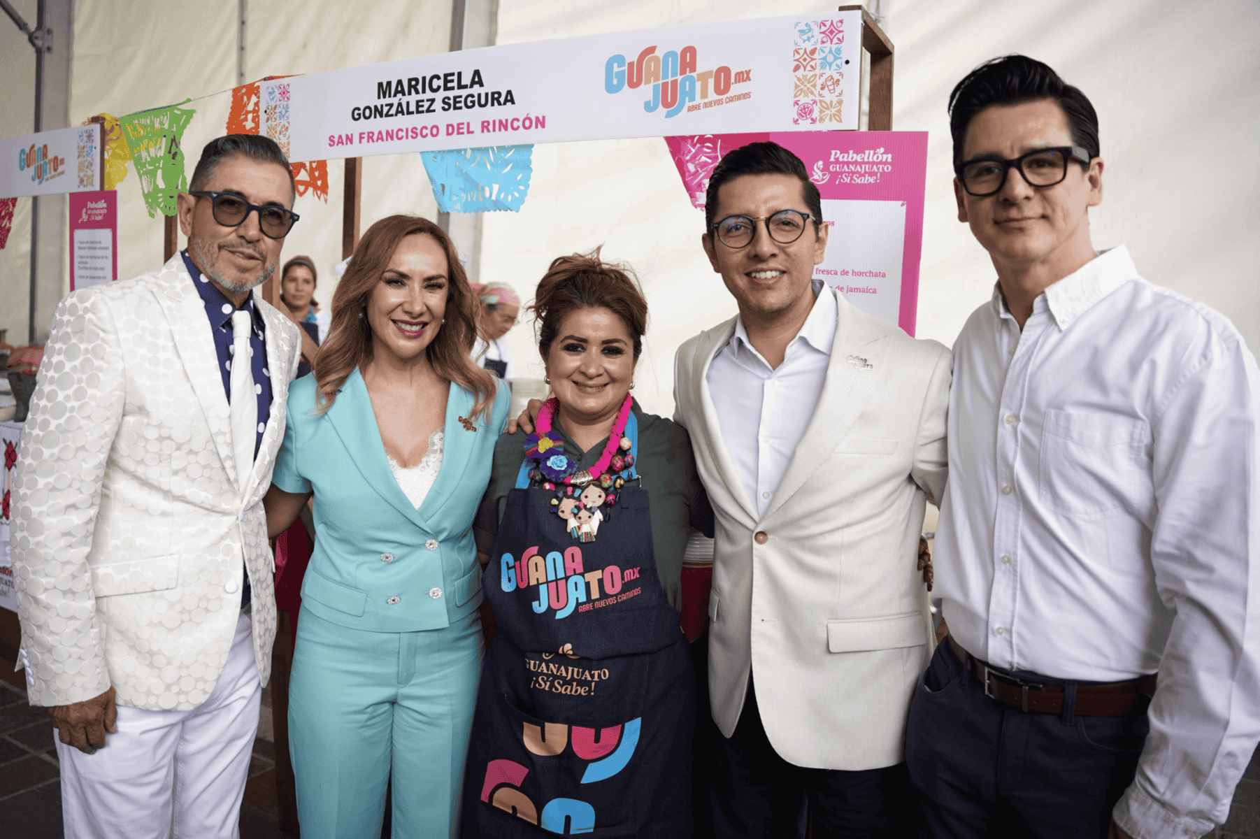 Grupo de profesionales en Congreso Veterinario de León, Guanajuato, México, en evento de salud animal y gastronomía local.
