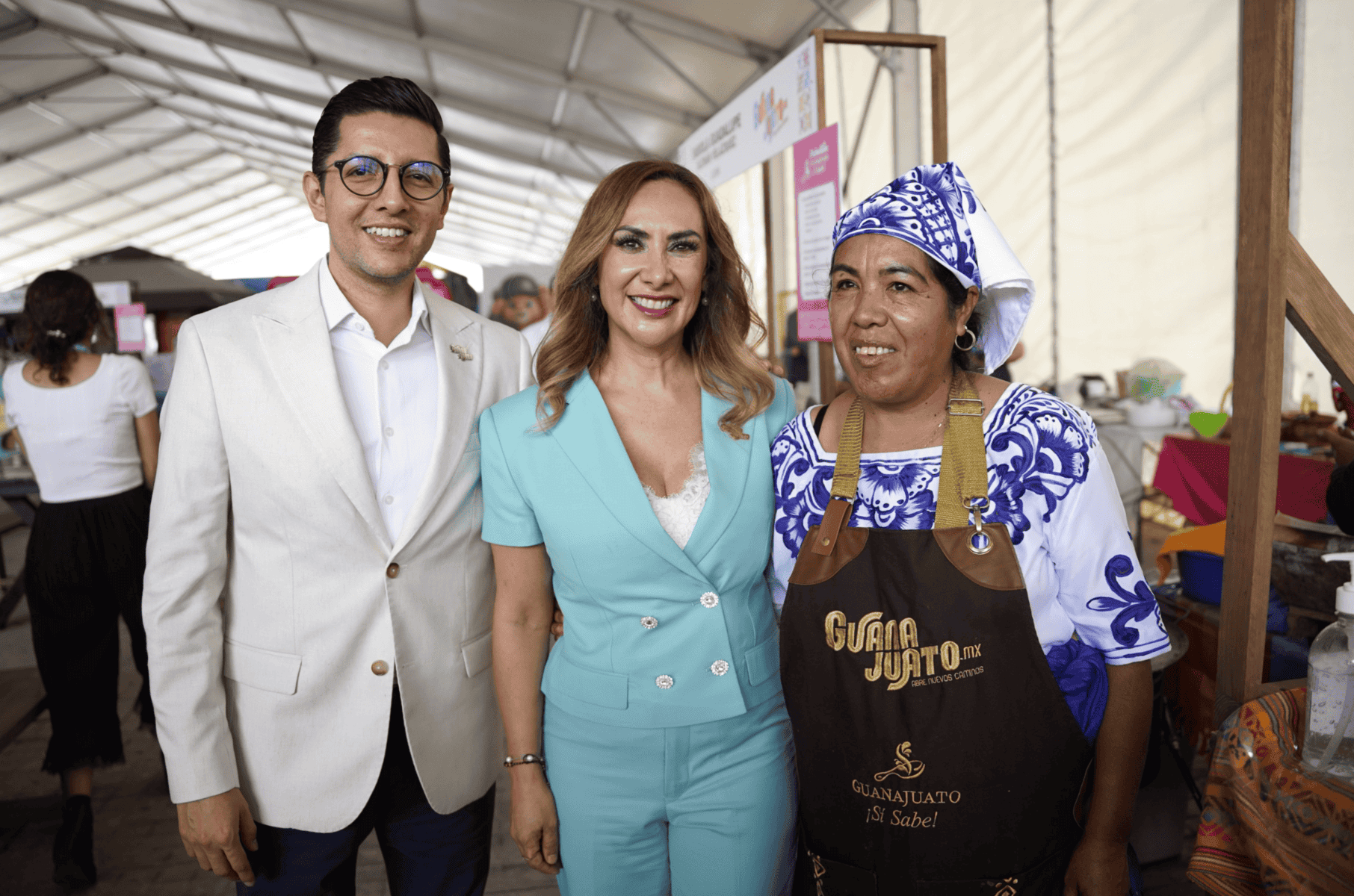 Cocinera tradicional en León Guanajuato en el Congreso Veterinario, vestida con traje típico y delantal.