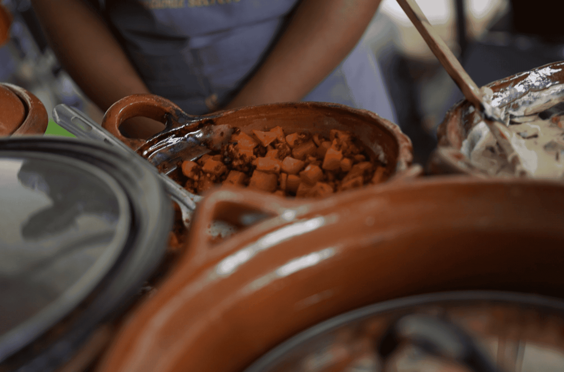 Cocineras tradicionales mexicanas preparando comida en ollas de barro en León, Guanajuato.
