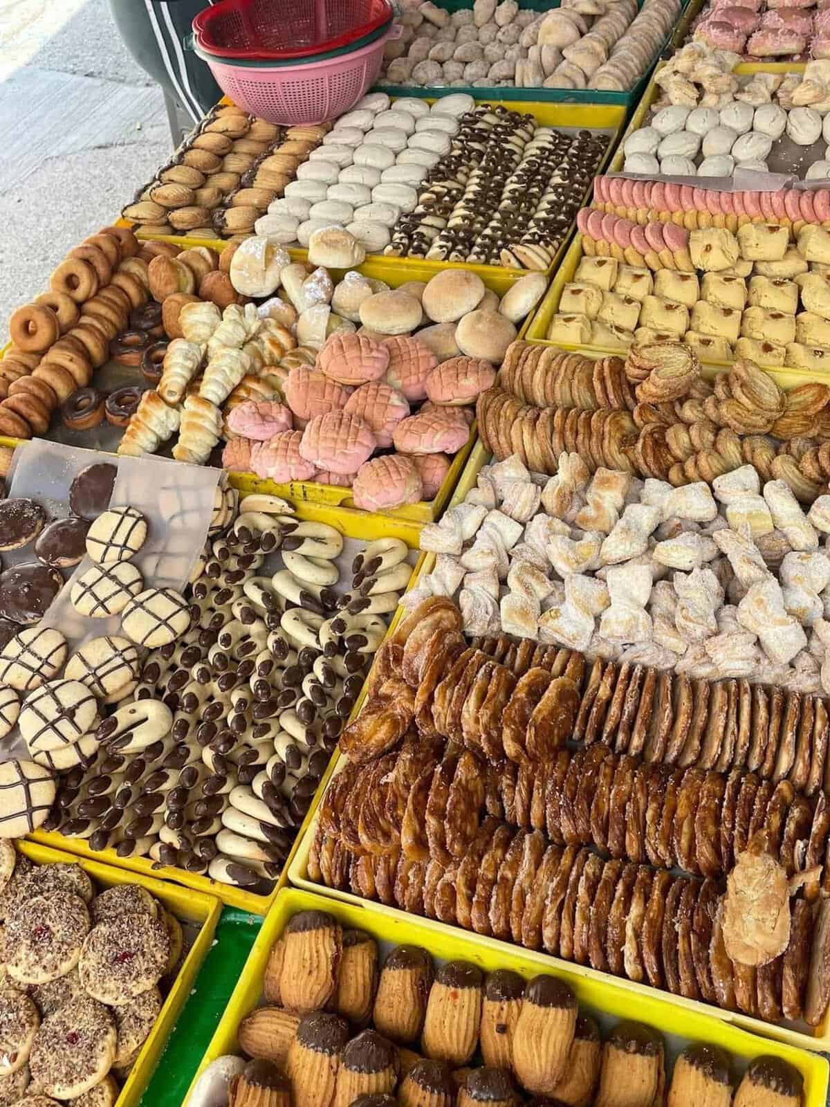 Variedad de dulces típicos mexicanos en puestos de mercado en León, Guanajuato, coloridos y deliciosos.