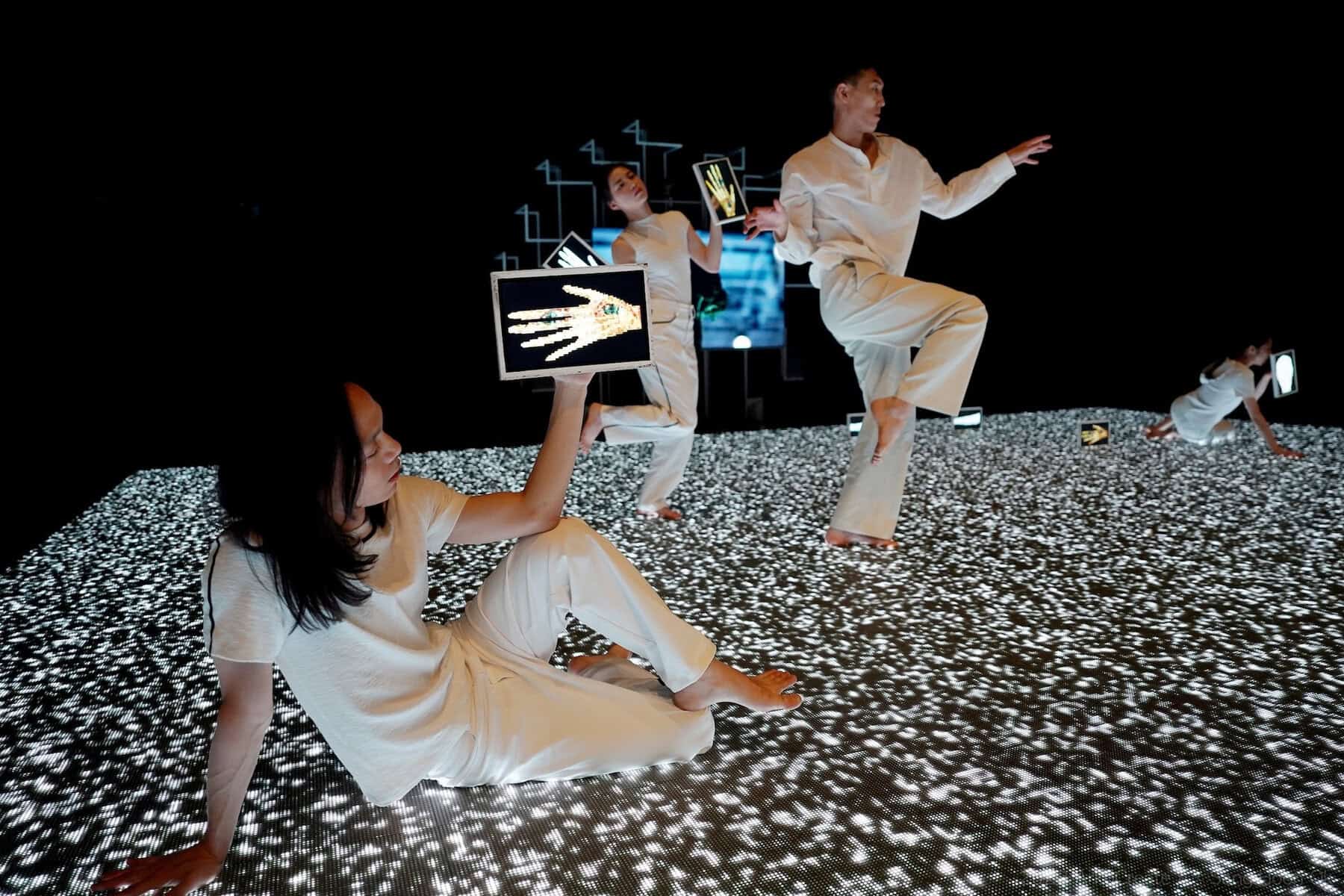 Esculturas humanas y tecnolog&iacute;a en una exhibici&oacute;n art&iacute;stica en Le&oacute;n, Guanajuato, M&eacute;xico.