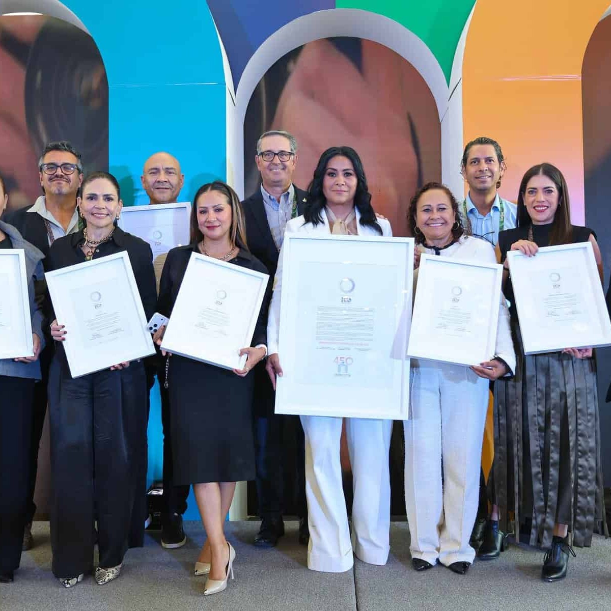 Grupo de profesionales con certificados en evento en León, Guanajuato, México, promoviendo turismo de reuniones.