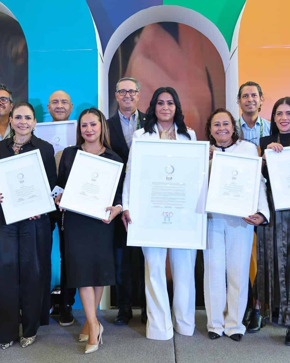 A group of professionals with event certificates in León, Guanajuato, Mexico, promoting meeting tourism.