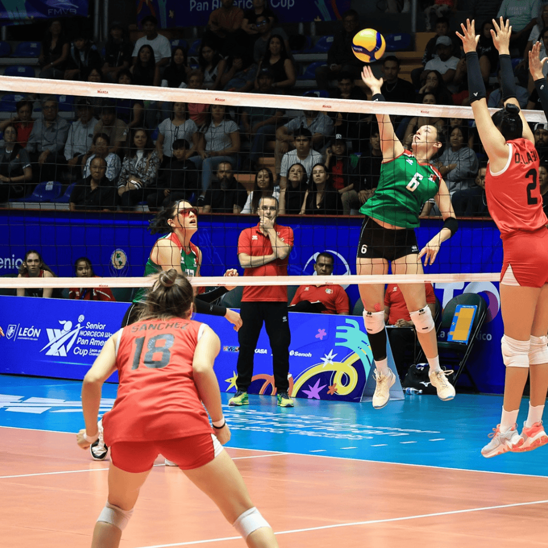 Jugadoras de voleibol en acción durante un partido en León, Guanajuato, México, en la Copa Panamericana de Voleibol Femenil.