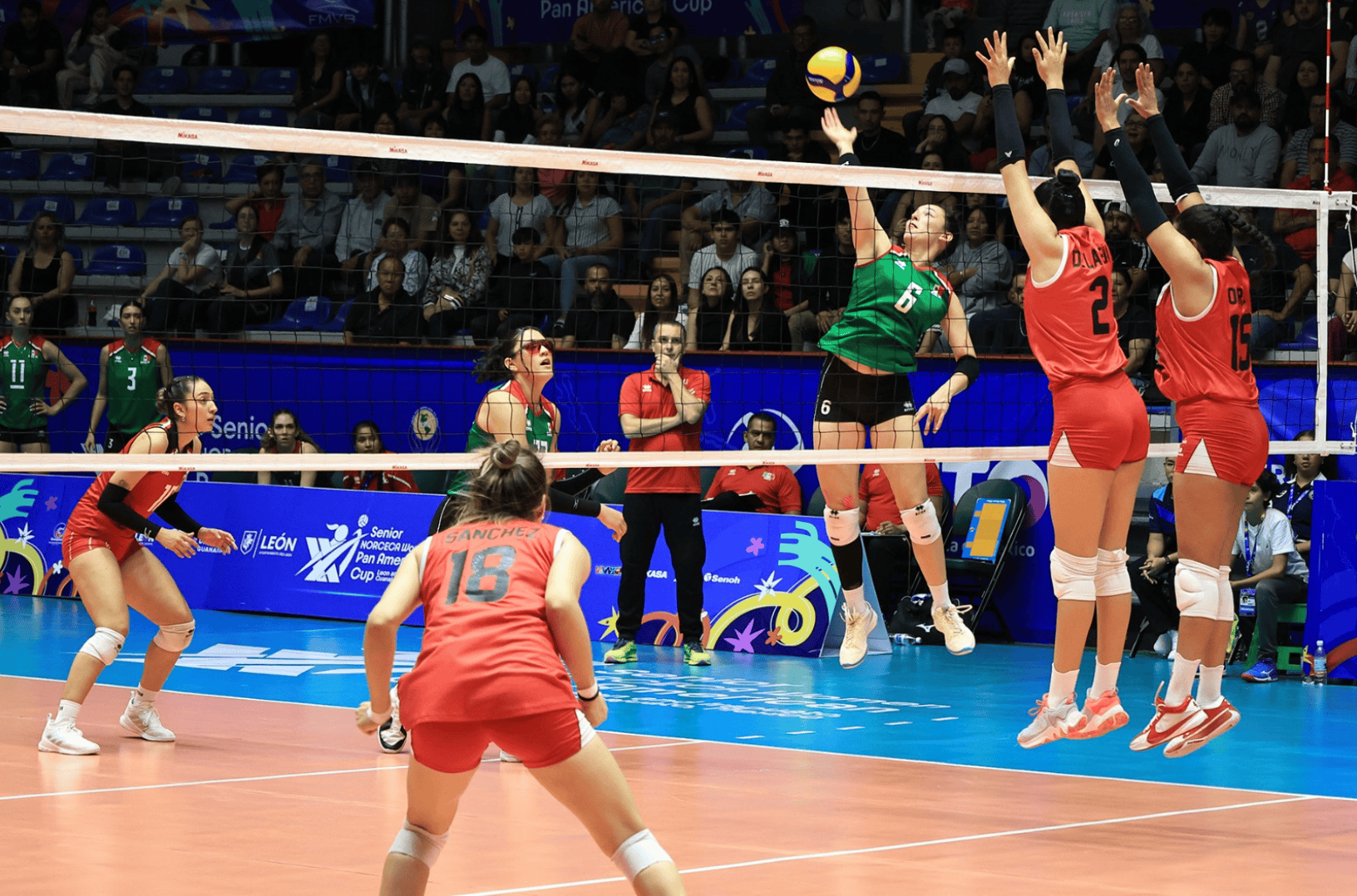 Jugadoras de voleibol en acci&oacute;n durante un partido en Le&oacute;n, Guanajuato, M&eacute;xico, en la Copa Panamericana de Voleibol Femenil.