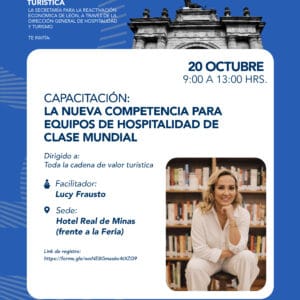 Imagen de una mujer sonriendo en una biblioteca, promoviendo capacitación en hospitalidad de clase mundial en León, Guanajuat.