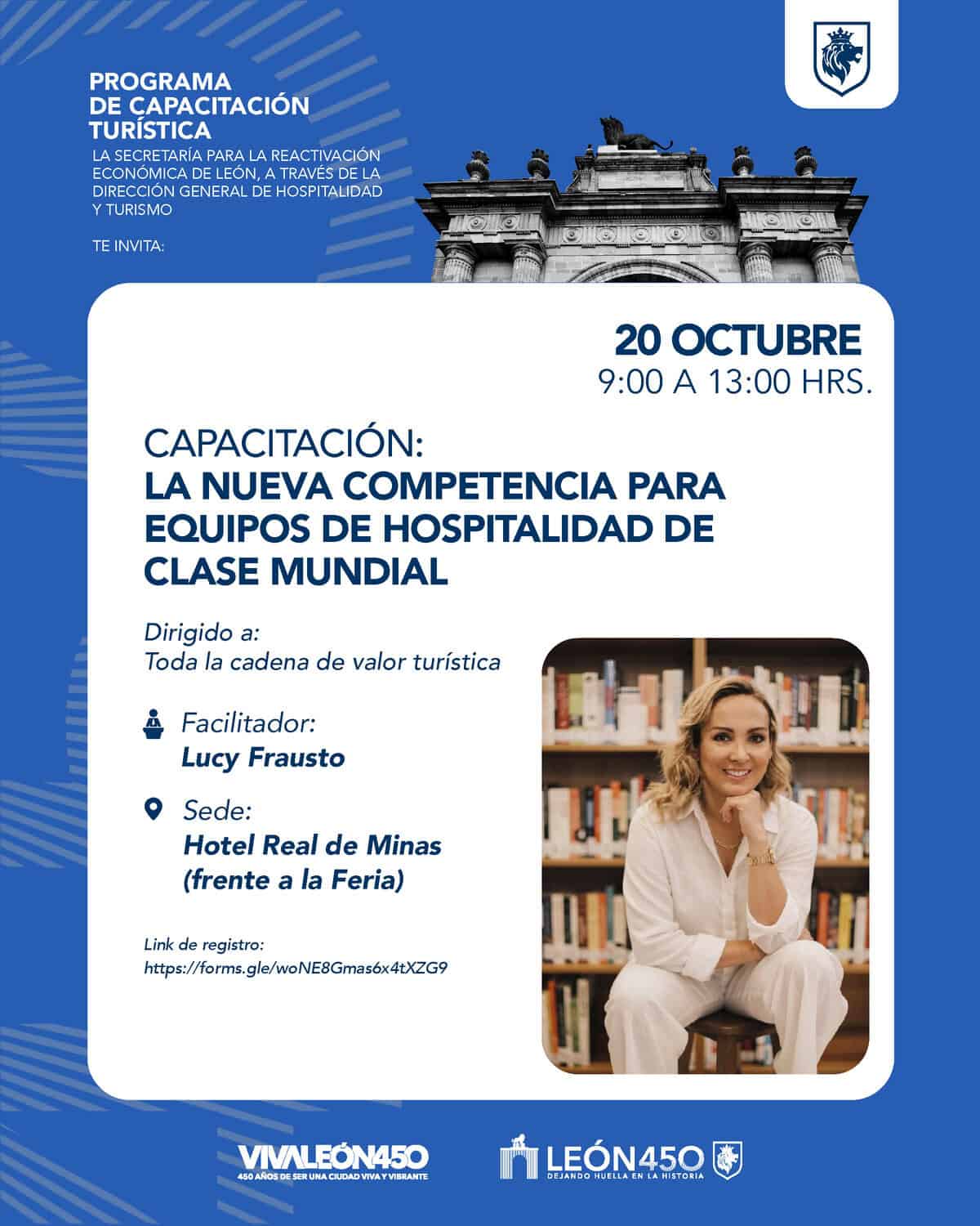 Imagen de una mujer sonriendo en una biblioteca, promoviendo capacitación en hospitalidad de clase mundial en León, Guanajuat.