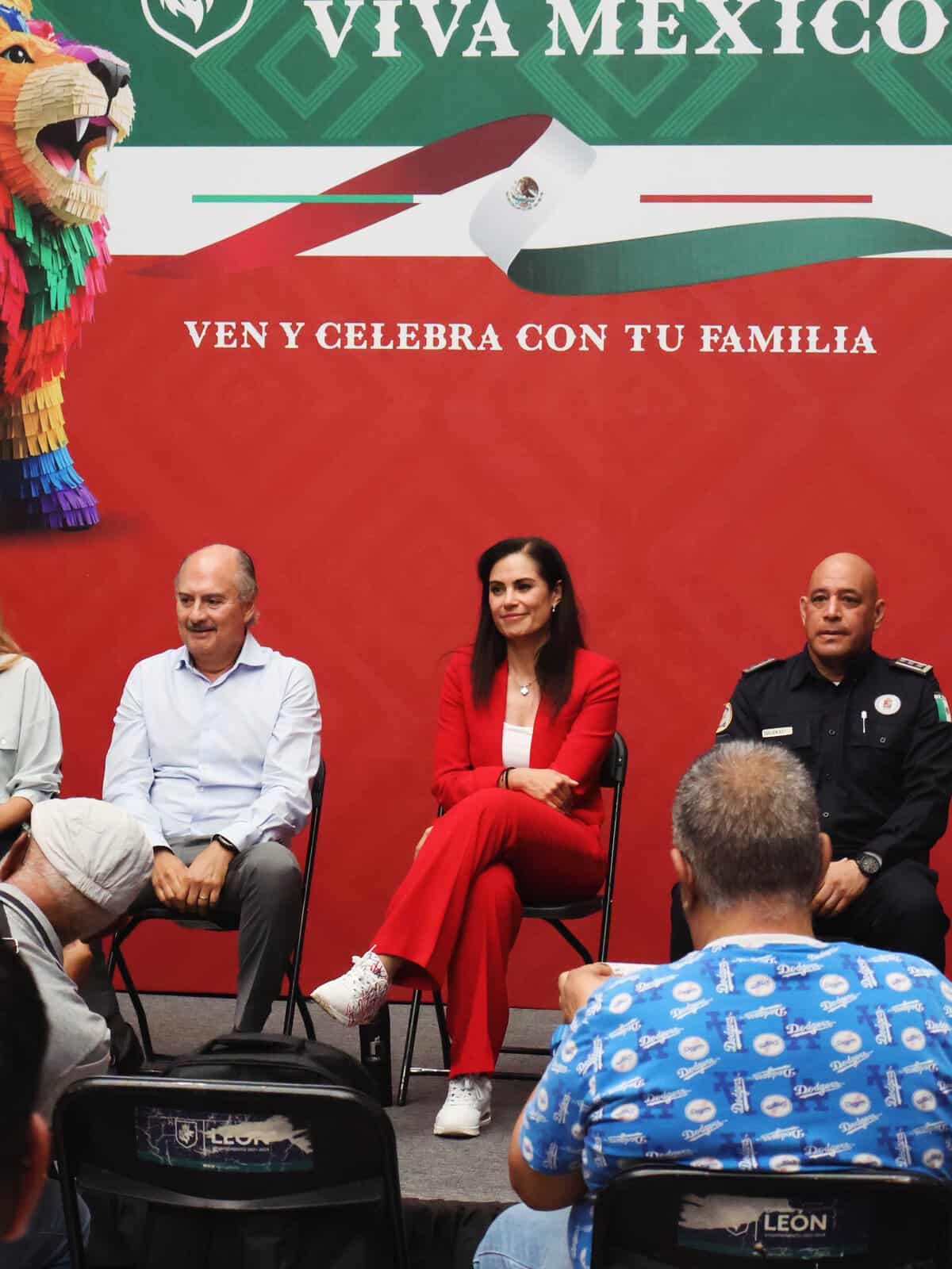 Personas en evento cultural en León, Guanajuato, México, con temática de Fiestas Patrias y decoración mexicana.