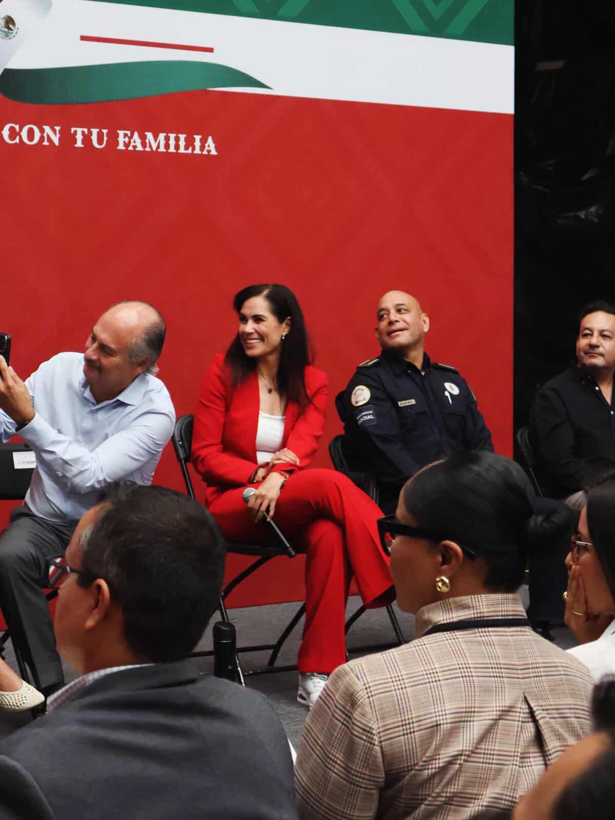 Personas en evento en León, Guanajuato, México, participando en celebración cultural y familiar durante las Fiestas Patrias.