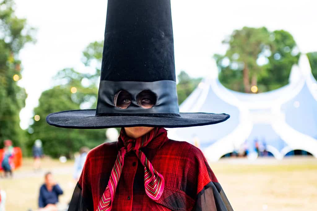 Persona con sombrero gigante y vestimenta tradicional en festival cultural en Le&oacute;n, Guanajuato, M&eacute;xico.