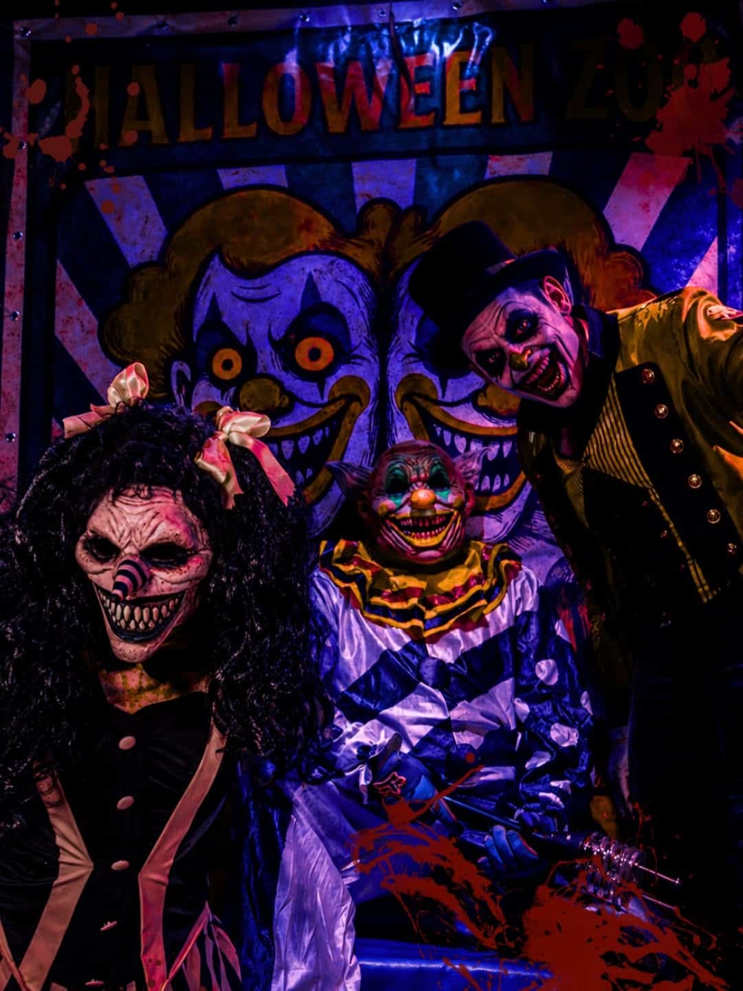 Personas disfrazadas de payasos y personajes terroríficos en Halloween Zoo 2026 en León, Guanajuato, México.