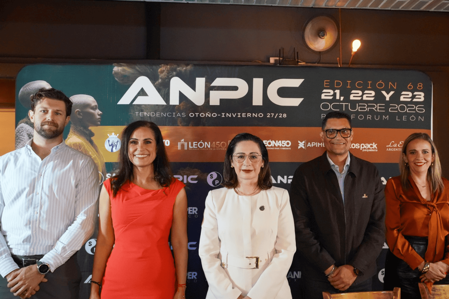 Group of professionals at ANPIC León 2026, an industry supplier event in Guanajuato, Mexico.