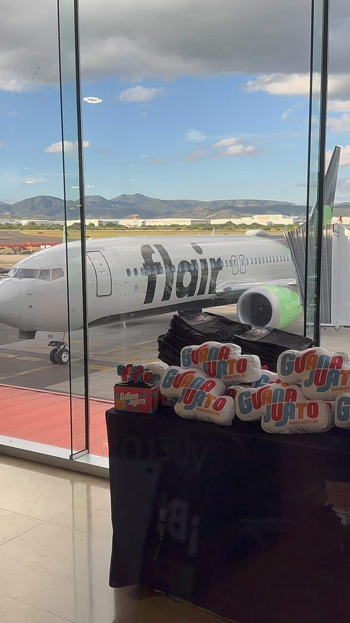 Avi&oacute;n de Air Canada en aeropuerto de Le&oacute;n, Guanajuato, con vista a la pista y monta&ntilde;as al fondo, d&iacute;a soleado.